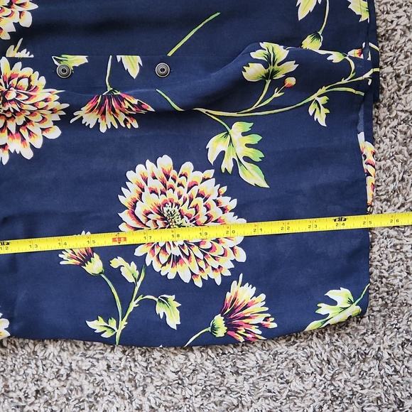 CAbi Navy Floral Button Down Shirt Size M - Picture 7 of 7